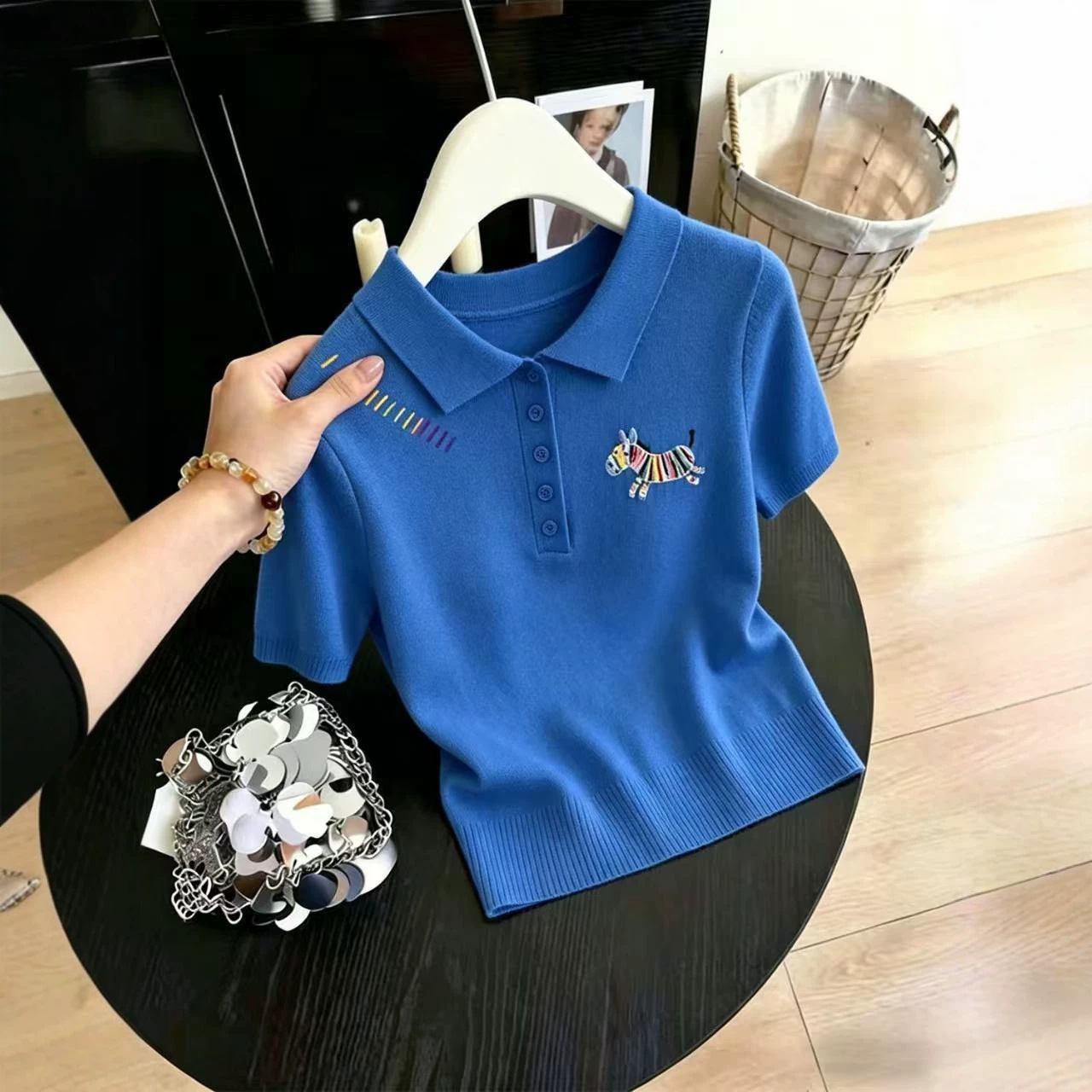 Áo thun polo nữ tay ngắn cổ bẻ họa tiết cầu vồng ngựa nhỏ — Màu xanh da trời chi tiết 2