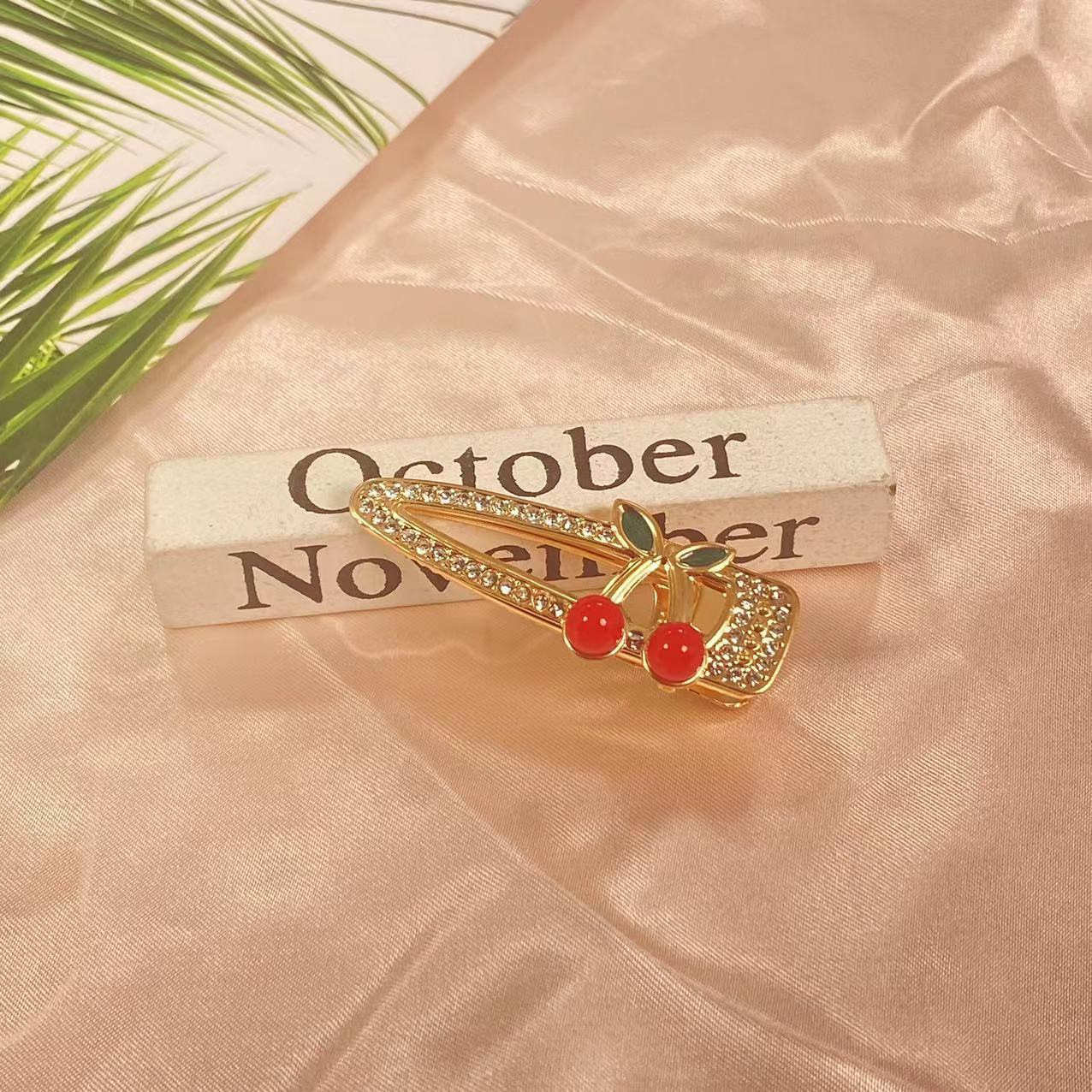 Barrette cheveux cerise dorée avec strass accessoire élégant_voghion.com