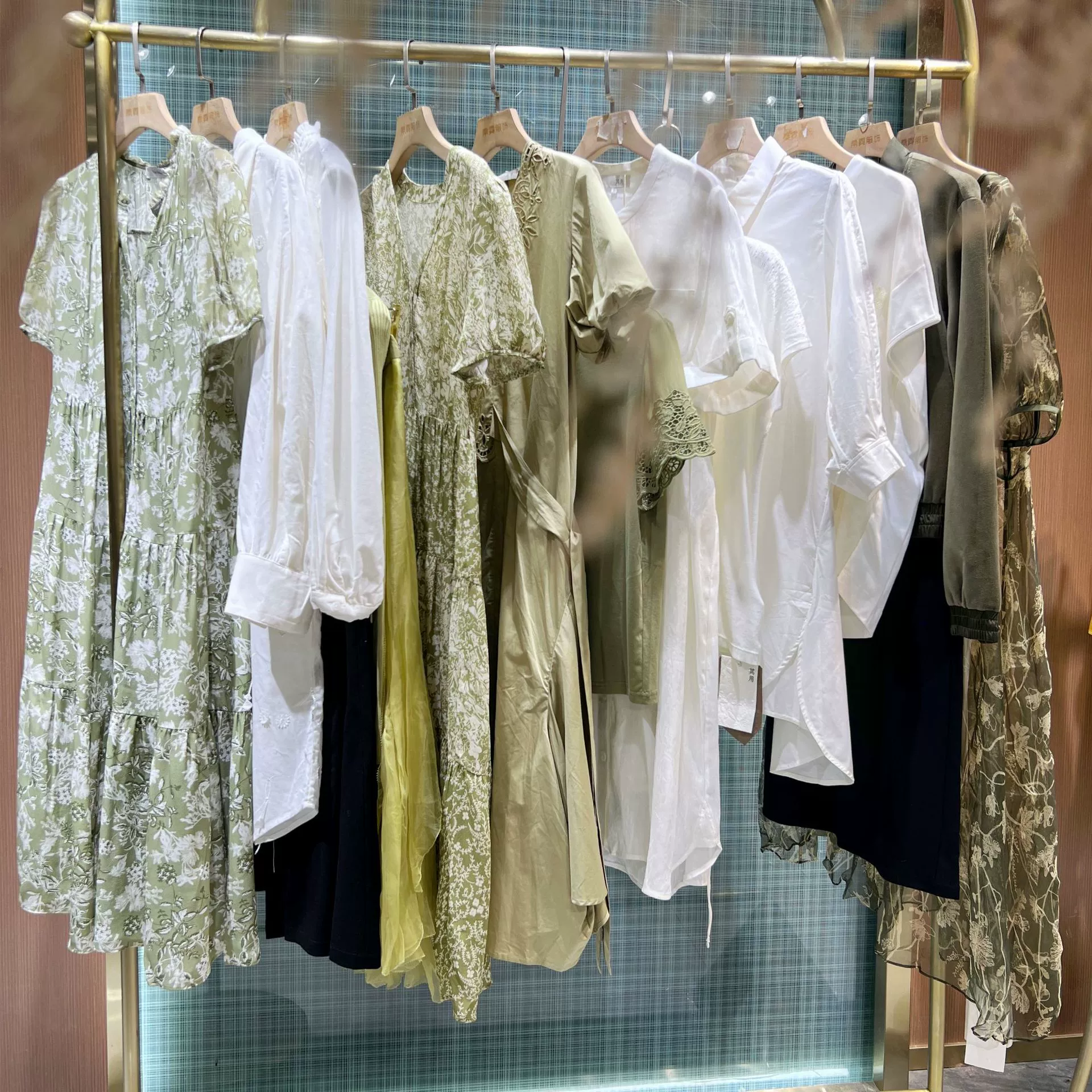 Весеннее женское платье с хвостом оптом в торговом центре