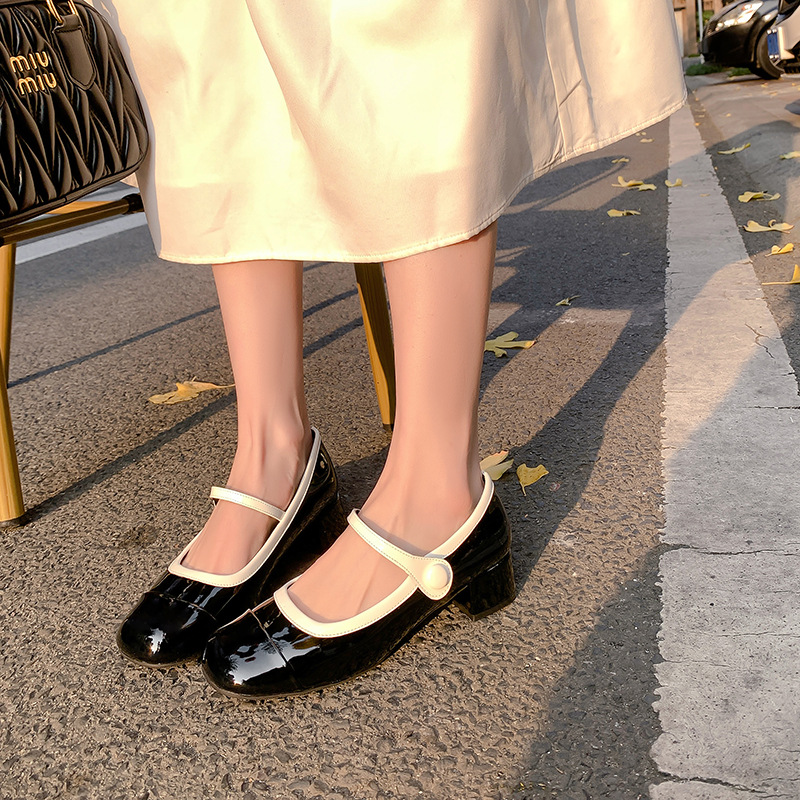 Un pequeño viento francés de fragancia, zapatos de talón grueso de Mary Zhen, primavera y otoño 2024, nuevos zapatos de tacones altos de cuero marrón esmaltado