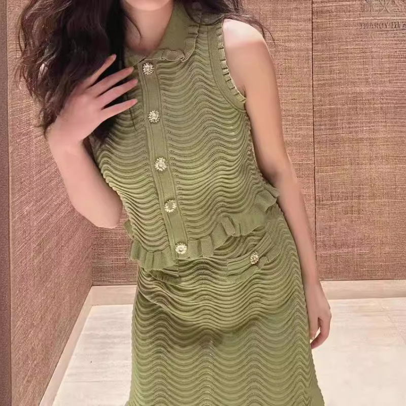 French niche Summer 2024 New sleeveless olive green wave pattern knitted vest vest + skirt suit French niche Summer 2024 New sleeveless olive green wave pattern knitted vest vest + skirt suit