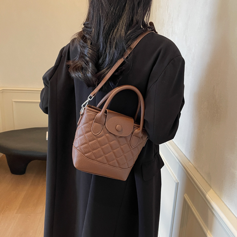 Alta sensación pequeña fragancia bolsa de cubo de mano para mujeres 2024 nuevo estilo de moda universal bolso de hombro bolsa de moda casual