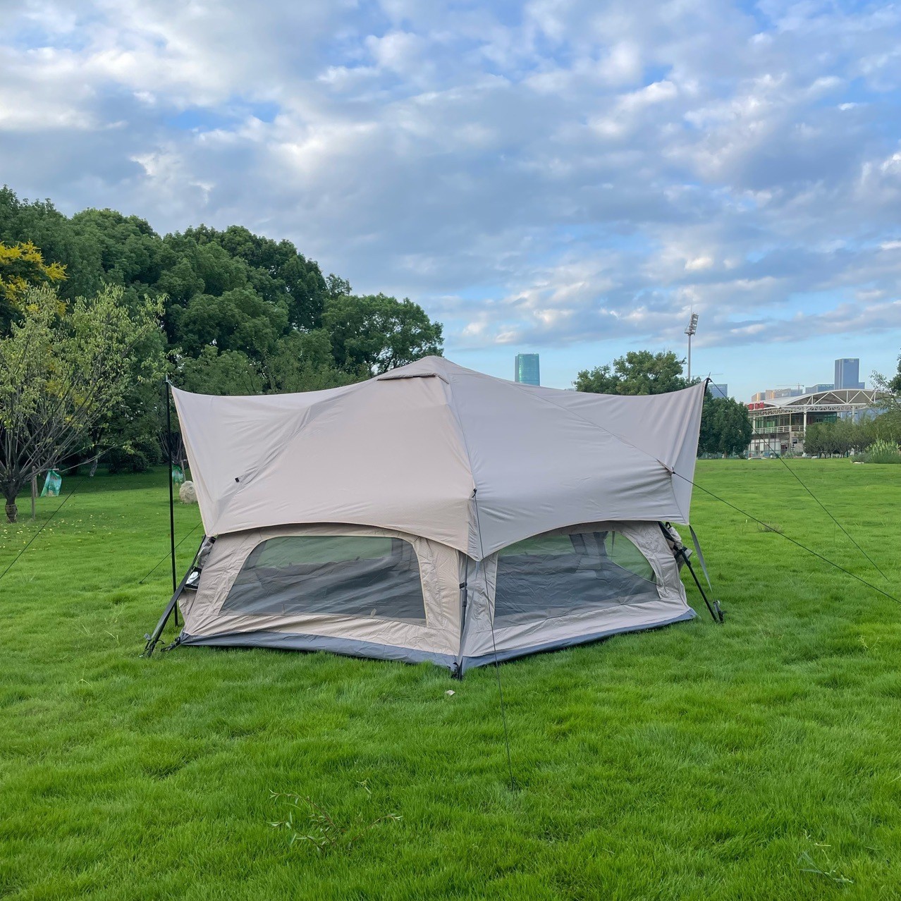 Portable Quick-Open Hexagonal Automatic Large Tent for 5 to 8 People Double-Layer Outdoor Camping Style Tent Automatic Mushroom Tent