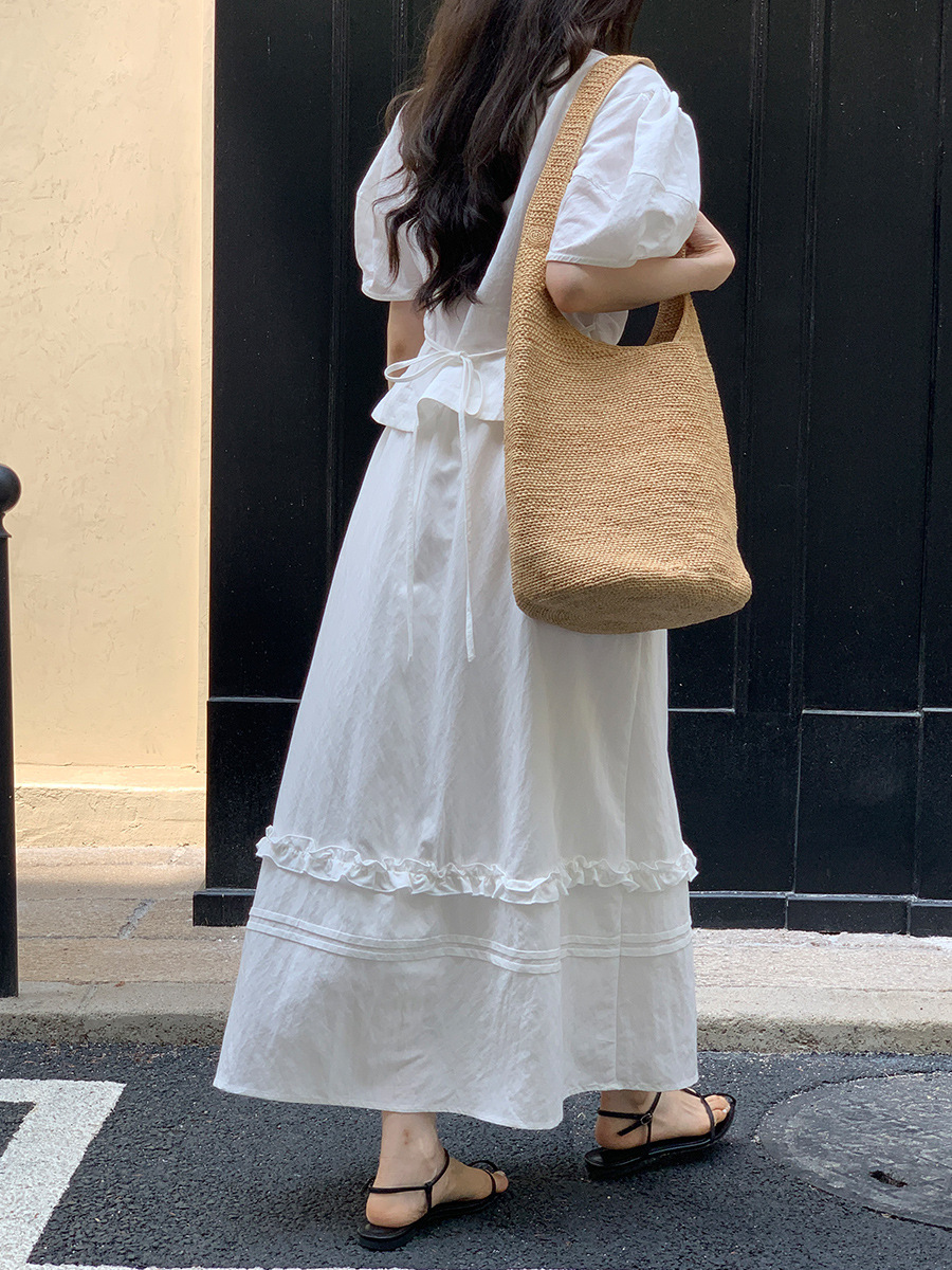 薇服の夏のフランス式丸首泡半袖シャツの上着の白い木の耳元の高い腰の半身のスカートの女性