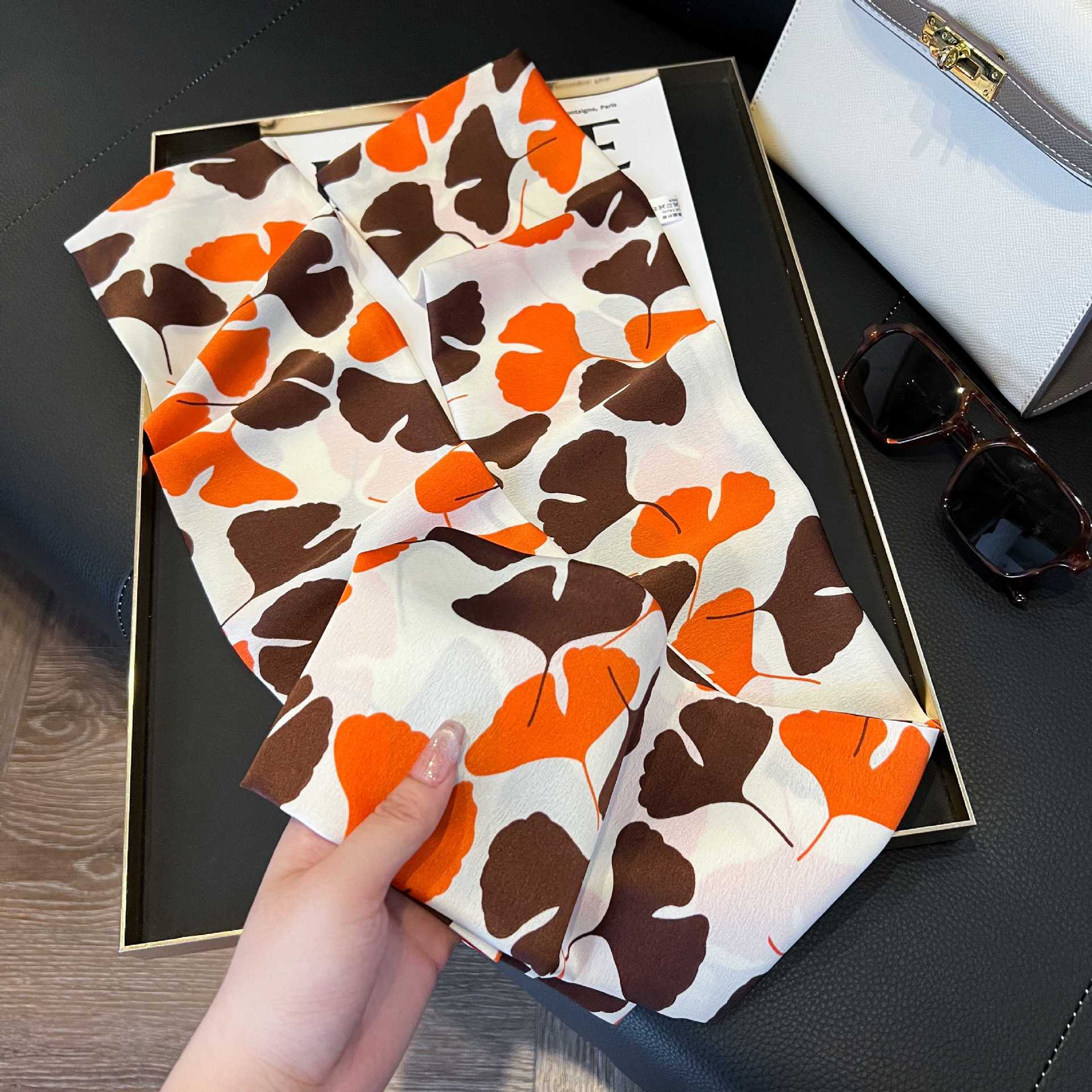 Nueva bufanda de seda pequeña banda larga estrecha para el cabello mujer estilo primavera y otoño moda madre bufanda estilo verano estilo fino serpentina bufanda al por mayor