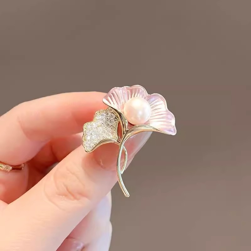Elegante roze ginkgo blad broche voor dames met parel_voghion.com