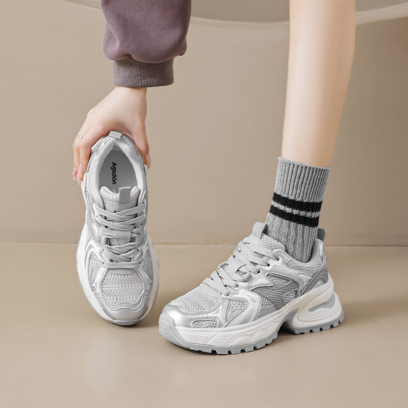 Zapatos de verano antiguo ShiDeng 2025 nuevos zapatos deportivos casuales de plata de estilo retro de verano