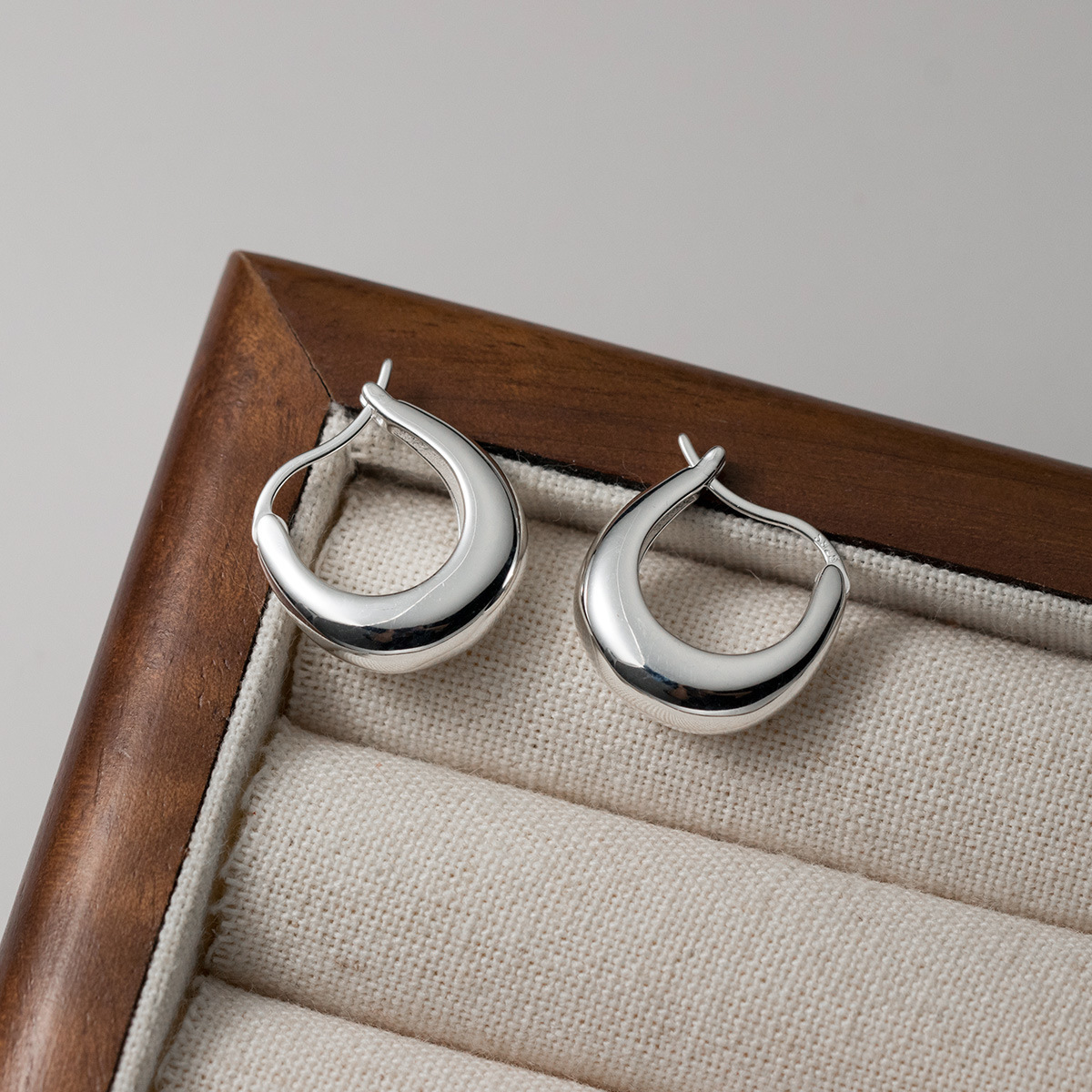 Eloch S925 plata esterlina personalidad minimalista en el paisaje en forma de U botones de orejas temperamento joyas de orejas para mujeres M05440