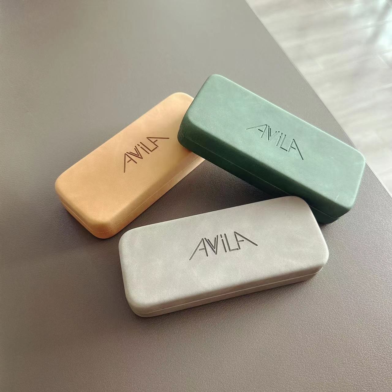 Nuevo estuche para gafas de moda con cadena antideslizante, adecuado para gafas de miopía, gafas de lectura, varios colores, incluye paño para gafas y varios colores de estuche para gafas.