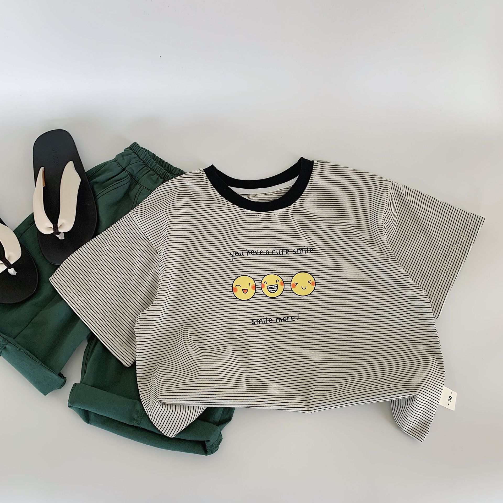 Camiseta de manga corta para niños Maibao 2025 verano nuevo estilo niños coreanos a rayas dibujos animados sonriente jersey al por mayor a