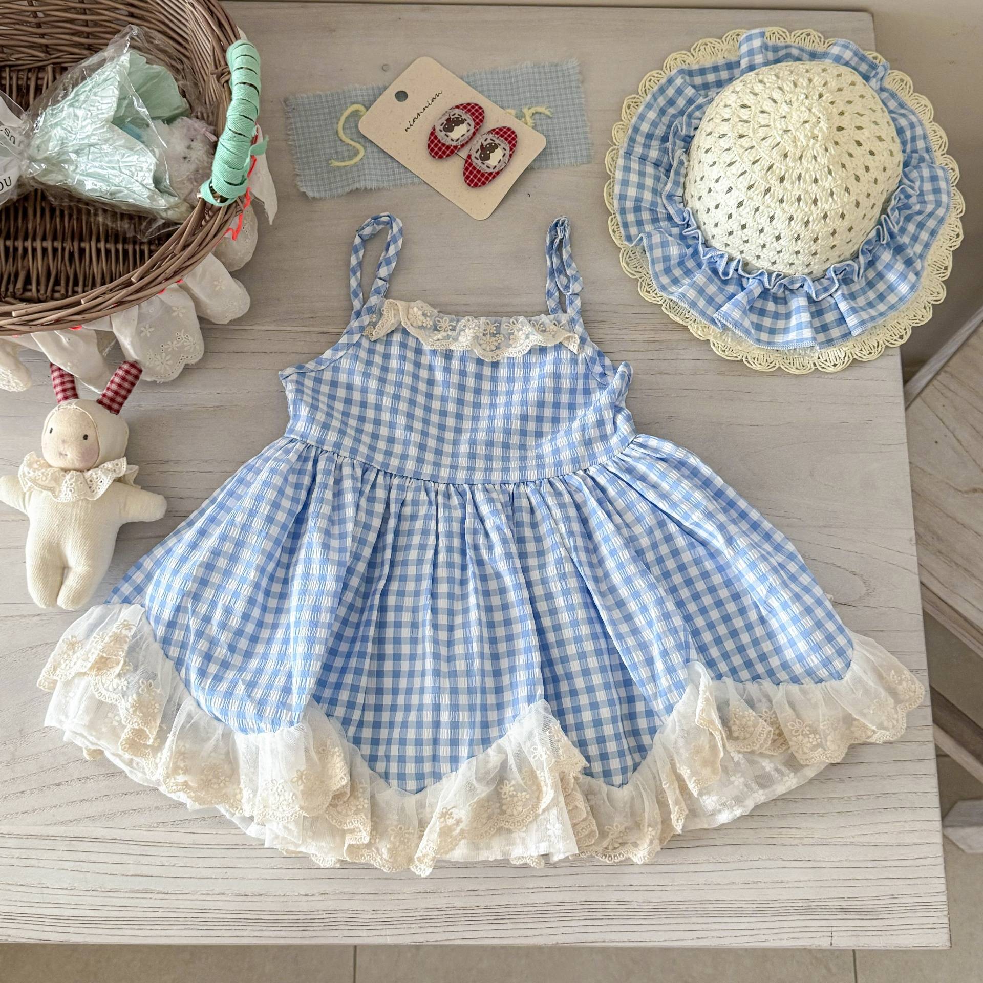 [Xianning Seven] Vestido de niña de descanso de té 25 verano nuevo estilo para niños falda de tirantes a cuadros falda de encaje
