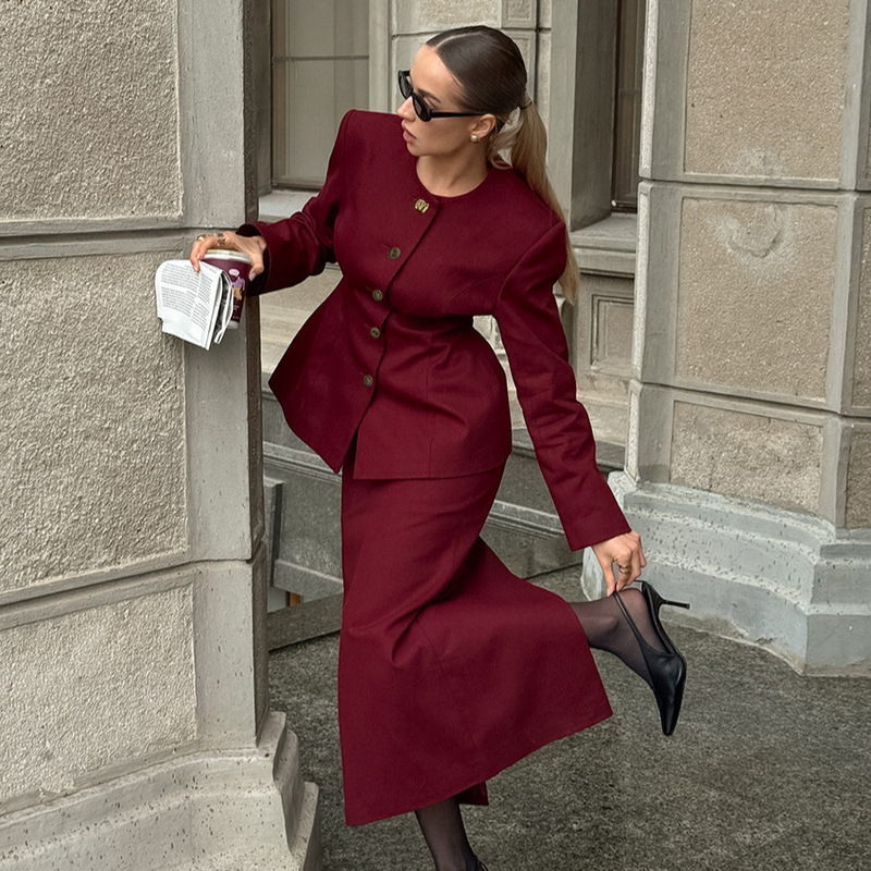 European and American autumn retro red suit set for women, featuring a round-neck, fitted blazer and a slit skirt, a two-piece outfit suitable for work European and American autumn retro red suit set for women, featuring a round-neck, fitted blazer and a slit skirt, a two-piece outfit suitable for work