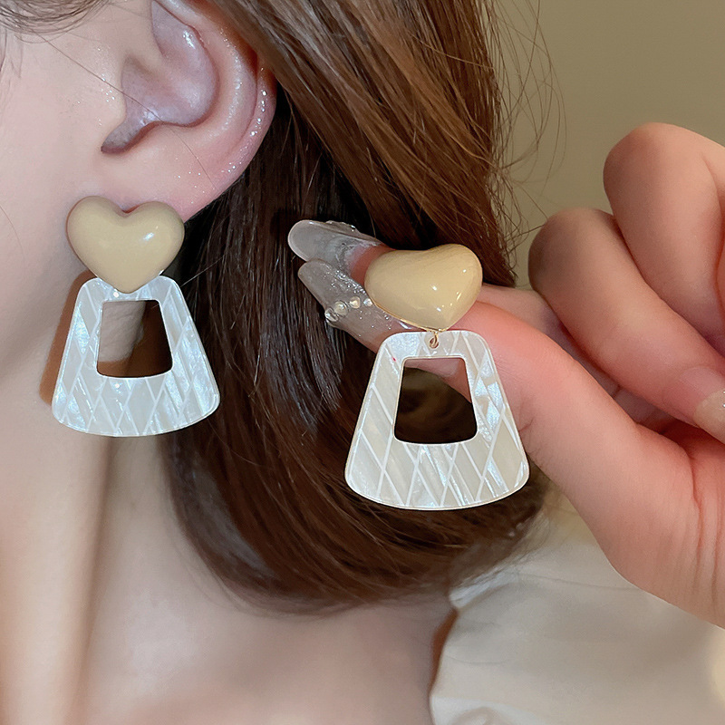 Flores dulces y elegantes transfronterizas, pendientes de perlas de amor, pendientes de estilo literario de moda de nicho, pendientes de todo fósforo con personalidad, mujeres