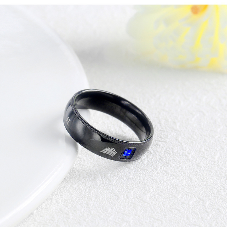 thumbnail image 3 of Anillo de pareja de acero de titanio negro con corona de reina Anillo de pareja, 3 of 6