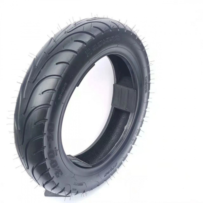 Vehículo eléctrico con neumáticos nuevos / - Vacuo neumático