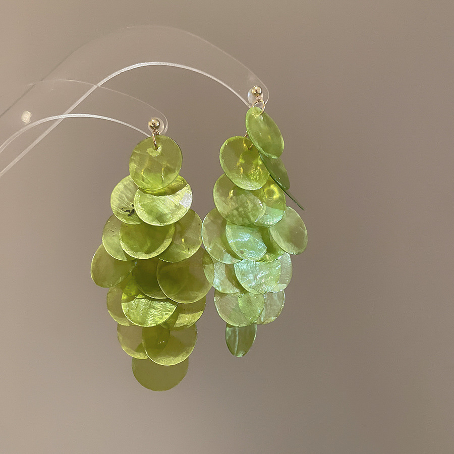 Pendientes de borla de concha redonda con aguja de plata Pendientes de temperamento de estilo de vacaciones junto al mar Pendientes de todo fósforo de alta gama de moda al por mayor