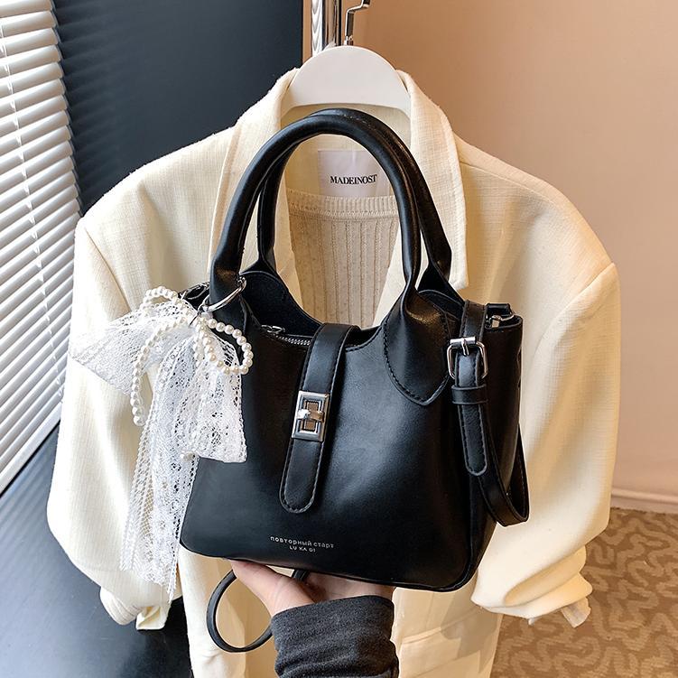 Coreano ultra caliente nicho bolso de cubo portátil para mujeres 2025 nuevo estilo de moda textura versátil alta sensación de hombro mochila