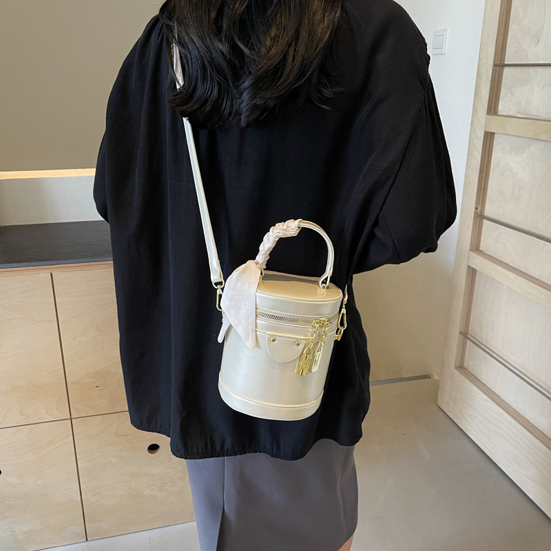 Este año, la popular explosión de bolsas de cubo de mano 2024 nuevo bolso de mujer, nicho de alto nivel, bolso de hombro, bolso de mochila universal