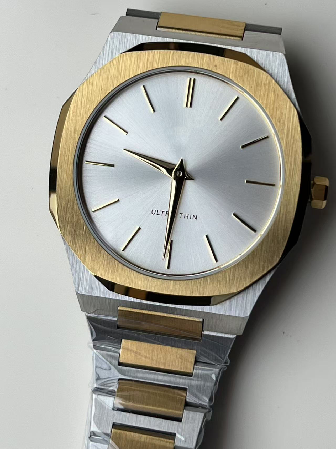 D1 MILANOブランドの同型超薄型6.80,40MM防水腕時計、新型クォーツ腕時計、カレンダー付きビジネスウォッチ