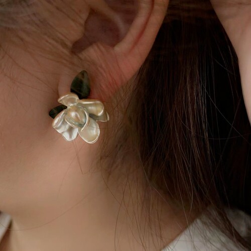 French Lacquer Champagne White Flower Earrings Exquisite Women's Small-Niche Design High-End Cool Breeze Fresh Sweet Earrings