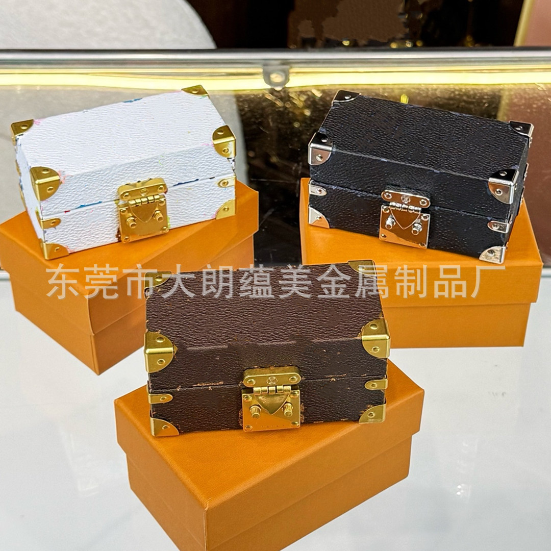 Popular wooden lipstick organizer, compact and mini, dustproof, with a metal buckle, fashionable and trendy, perfect for women