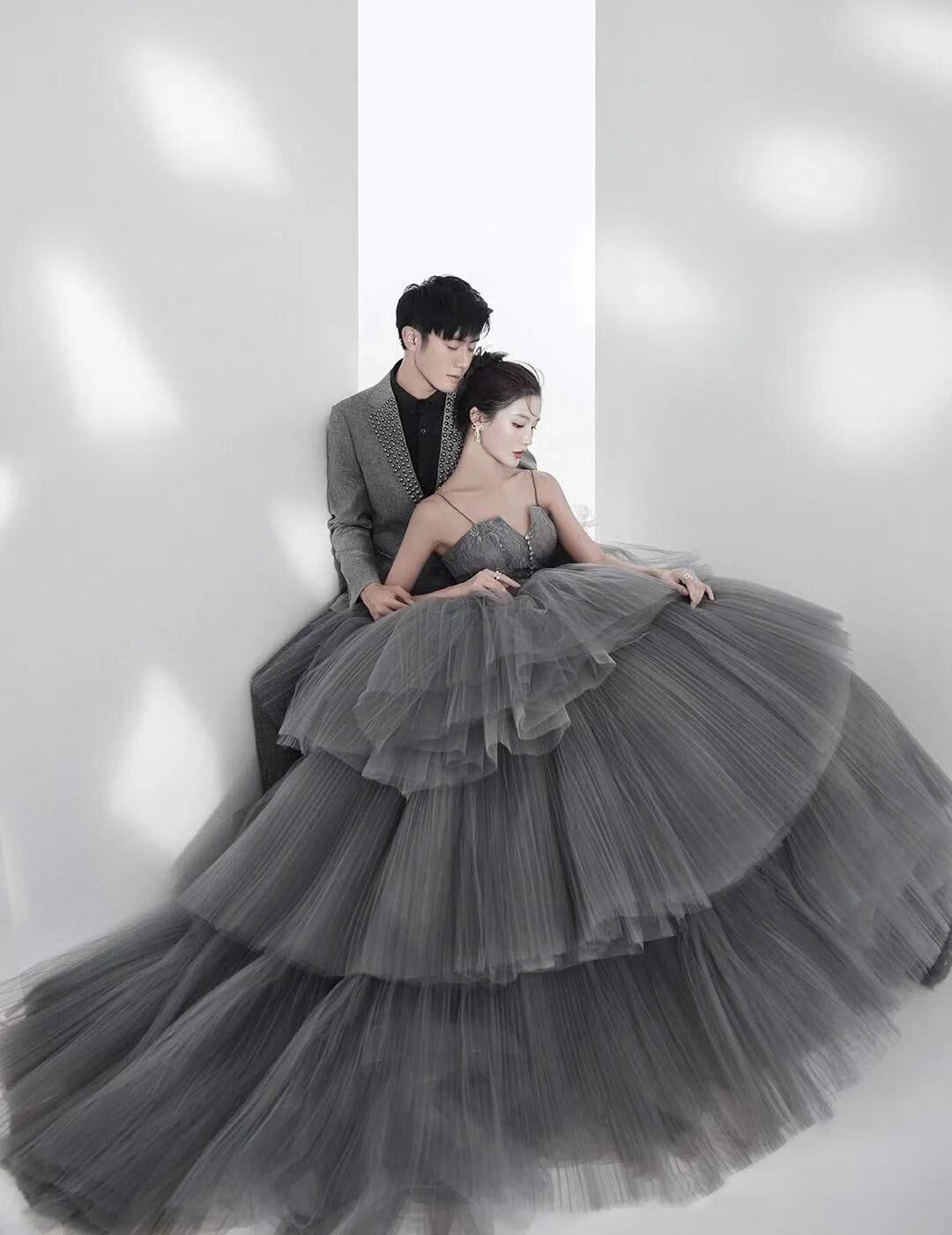 (2개) 새로운 사진 스튜디오 테마 의류 다채로운 거즈 회색 서스펜더 웨딩 드레스 후행 숲 스타일 커플 사진 사진 사진 드레스