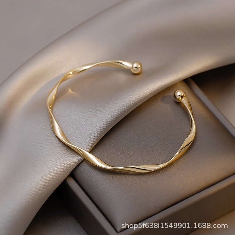 Korean Twisted Minimalist Fashion Bracelet with a High-End Feel, New Trendy Niche Design, Cool Style Bracelet for Women