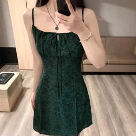 绿色无袖吊带碎花连衣裙子女夏季2024新款小个子茶歇法式梨形身材