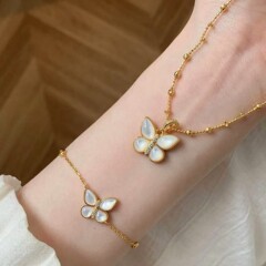 女性用ニッチ天然石ビーズネックレス、オリジナルのハイエンドのパーソナライズされたライトラグジュアリーファッションバタフライネックレスブルー鎖骨チェーン