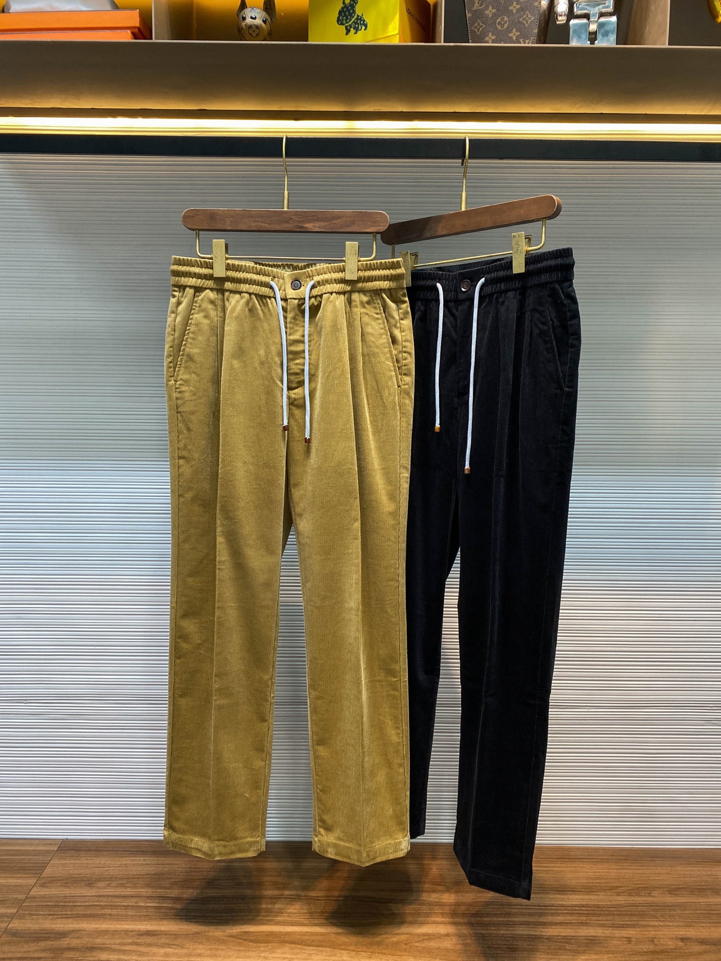 Kişi üçün korduroy şalvar, biznes-casual model