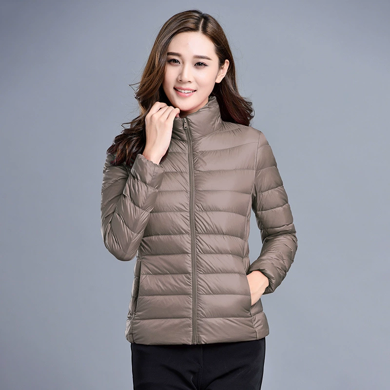 Новая женская короткая пуховая куртка 2024 года, осенне-зимняя мода, воротник-стойка, легкая, теплая, стильная, повседневная и универсальная.