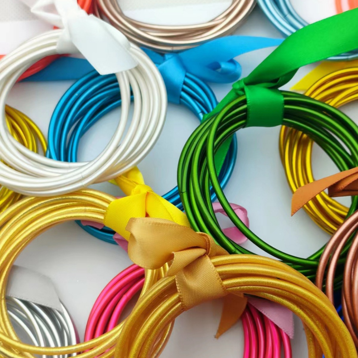 2024 Transfronterizo Amazon nueva pulsera de silicona para mujer moda simple traje de lazo pulsera al por mayor