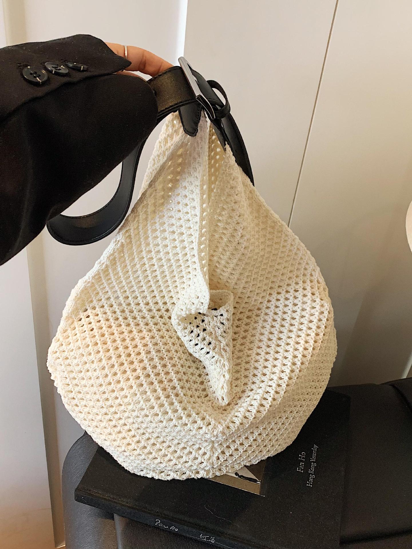 Bolso de axila de estilo explosivo de diseño hueco popular de verano 2025 nuevo bolso tejido de paja de moda bolso de playa señoras