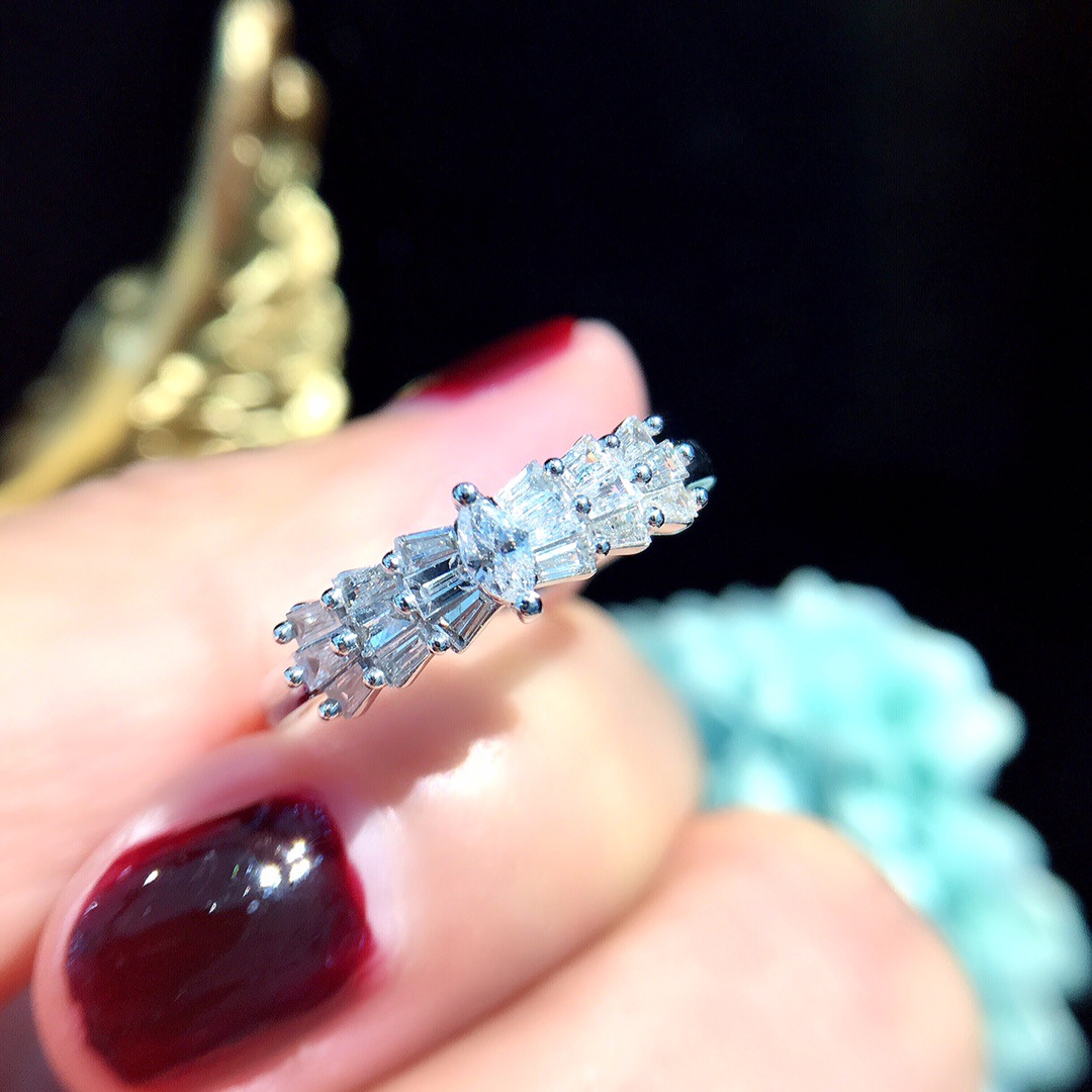 Fashionable elegant ring
