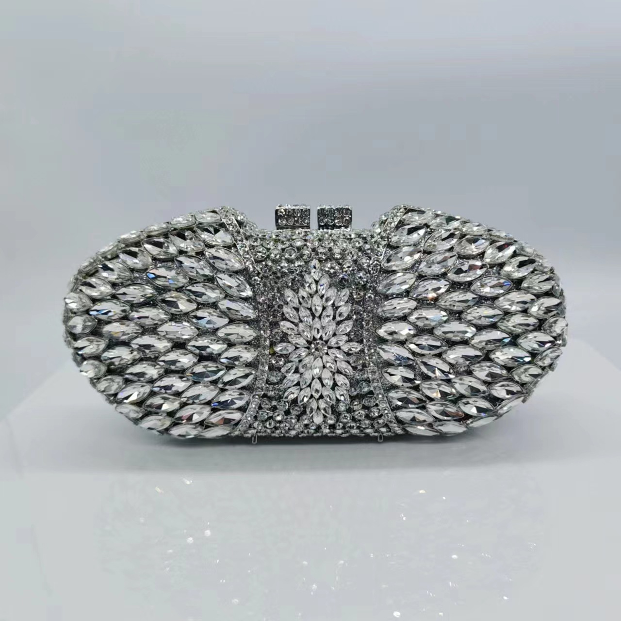 Nuevo paquete de diamantes para la cena, caja metálica dura, bolso de diamantes, bolso de fiesta europeo y americano, bolso de mujer