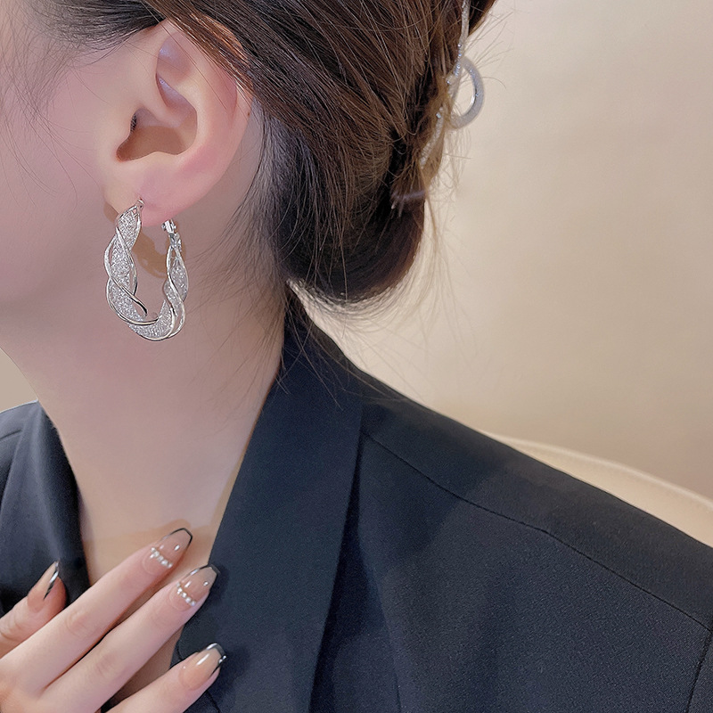 Pendientes de malla con diseño trenzado hueco para mujer, pendientes retro exagerados de alta gama, pendientes versátiles de nicho al por mayor