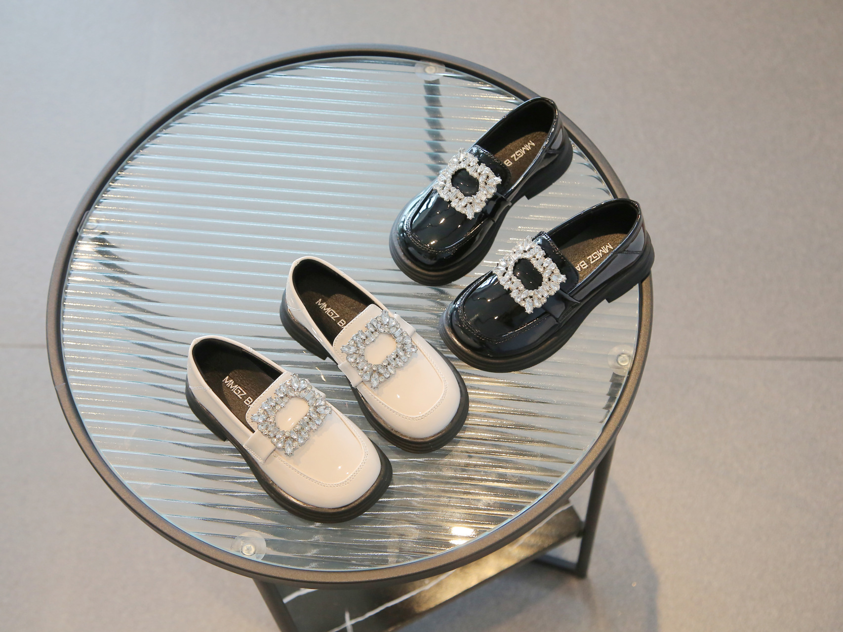 Versione coreana di mocassini con grandi diamanti e fibbia quadrata, scarpe di pelle nera, scarpa singola da ragazza,_voghion.com