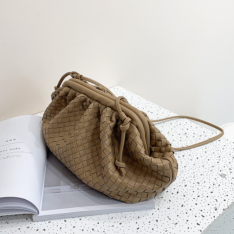 Bolso de hombro de cuero suave de alta gama, estilo nube tejido a mano transfronterizo, novedad de invierno 2025, para mujer, bandolera de moda