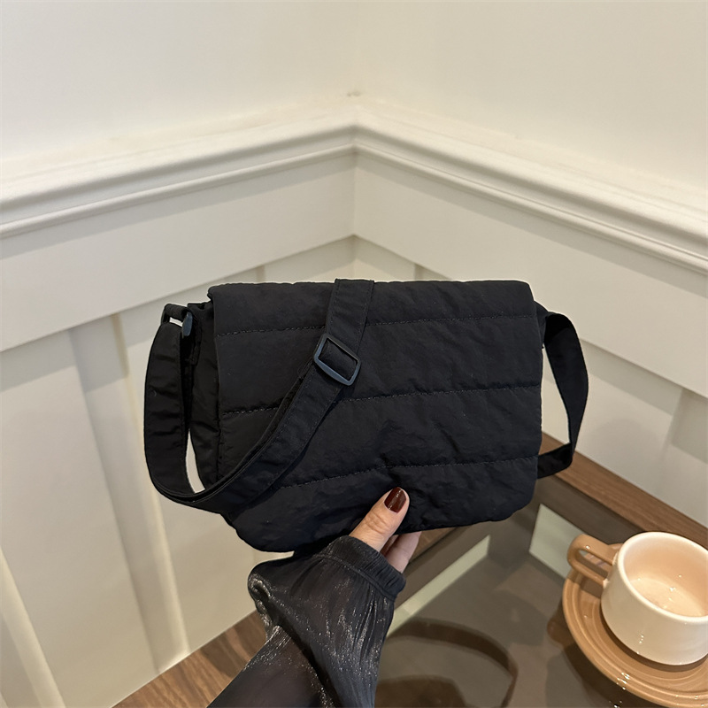 Bolso cuadrado pequeño simple casual diario Versión coreana del diseño de personalidad ligero de primavera popular bolso cuadrado pequeño de mensajero de un solo hombro