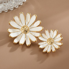 2022新款白色滴油小雛菊胸針創意款琺瑯衣服胸花百搭衣飾別針配飾
