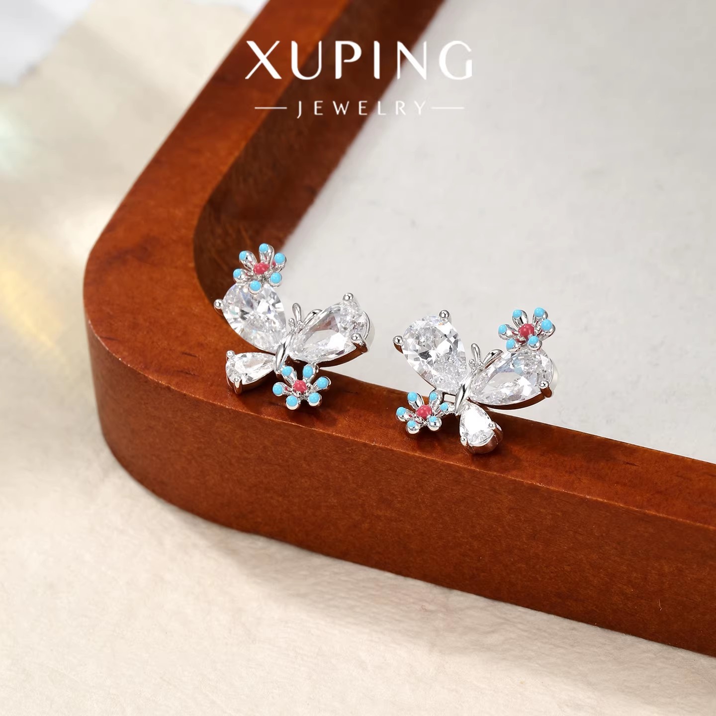 Xuping simple y elegante temperamento mariposa flores pernos de cobre aleación de cobre chapado blanco ligero lujoso estilo japonés coreano auriculares al por mayor mujeres