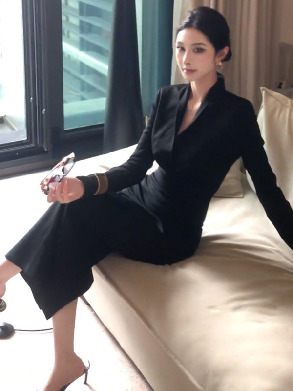 法式气质黑色v领长袖针织连衣裙子女秋季2025新款修身显瘦包臀裙|undefined