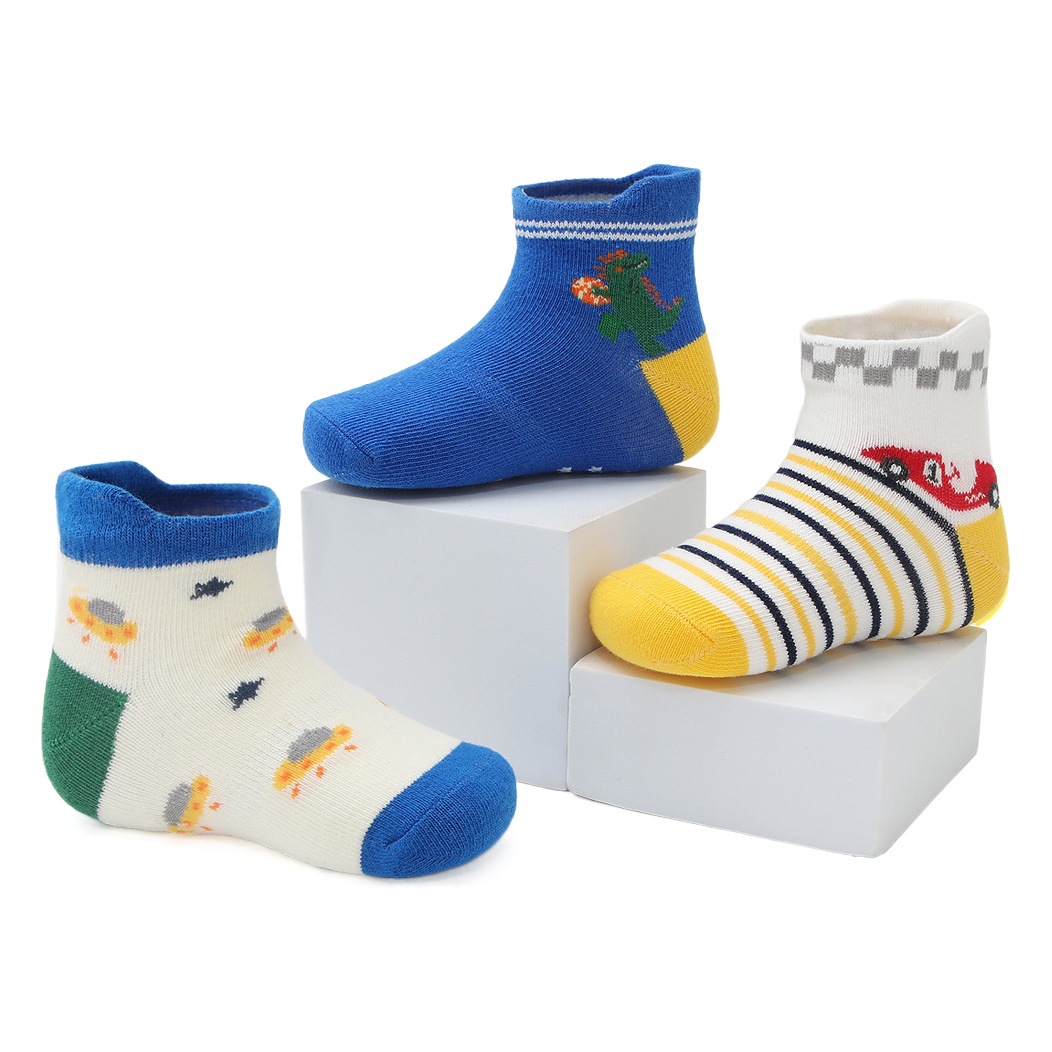 Amazon nuevos calcetines de dibujos animados para niños antideslizantes bebé transpirable hombres y mujeres anti-caída calcetines de algodón 1-3 años al por mayor