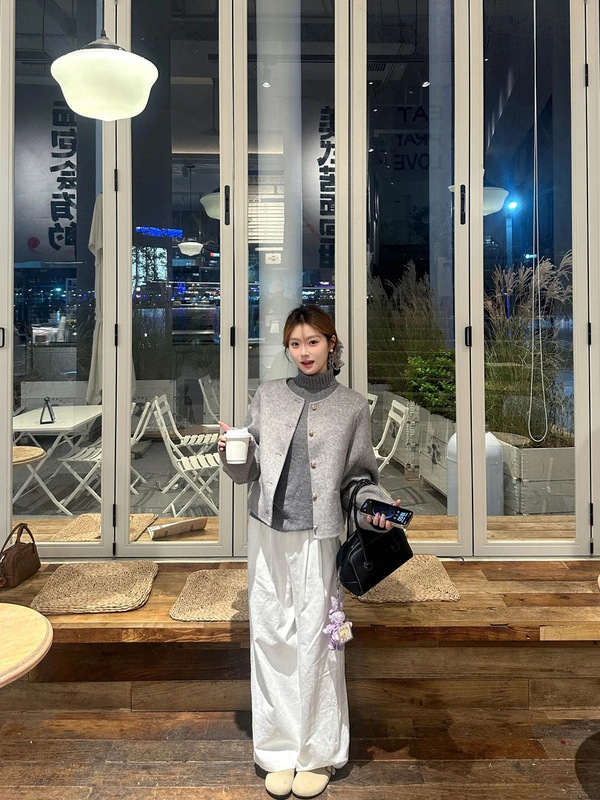2025年初冬韓国風レトロ高級感小香風グレーショートジャケットとハイネックセーターのツーピースセット|undefined