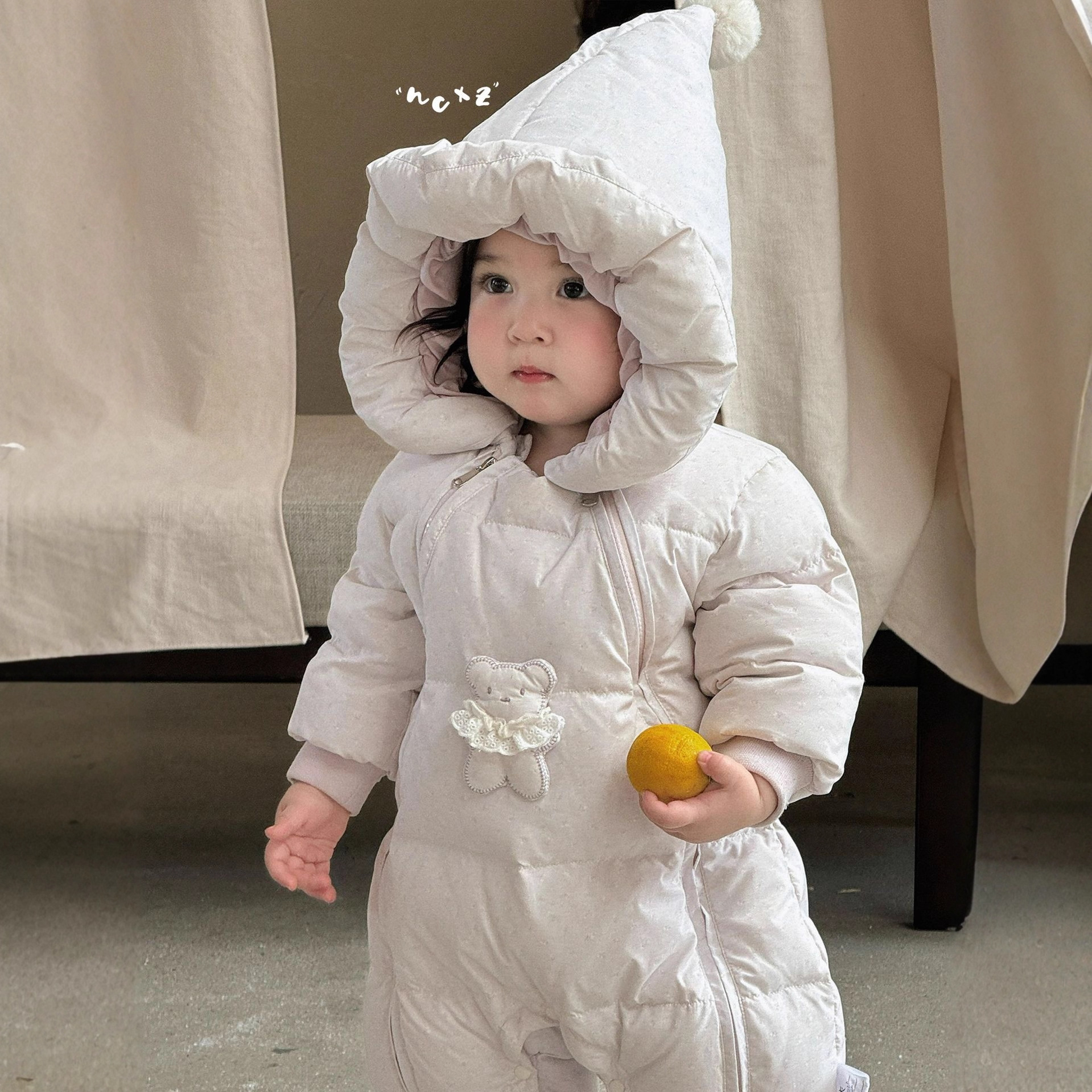 Baby down Jacket Jumpsuit, Fashionable Princess White Duck down Crawler Suit, Super Cute and Cute, Thick Winter Newborn Outing Suit