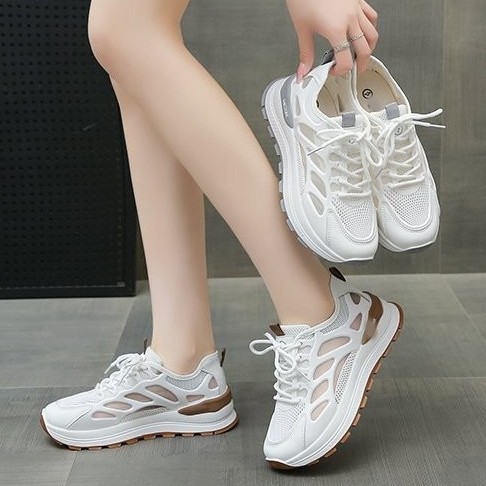 Zapatos deportivos ligeros de malla de fondo grueso para niños y niñas 2026 verano nuevo tipo delgado transpirable zapatos casuales para padres