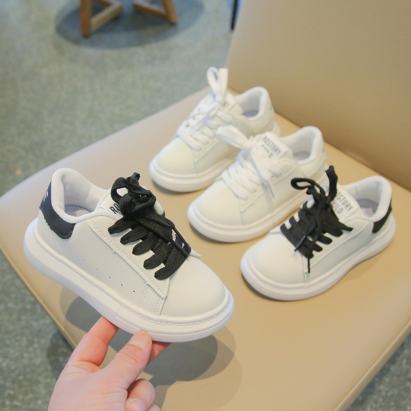 Koreanische Version von lässigen Boardschuhen, große Jungen und Mädchen, kleines Weiß mit dicken Sohlen, neue Kinderschuhe für Frühjahr 2024_voghion.com