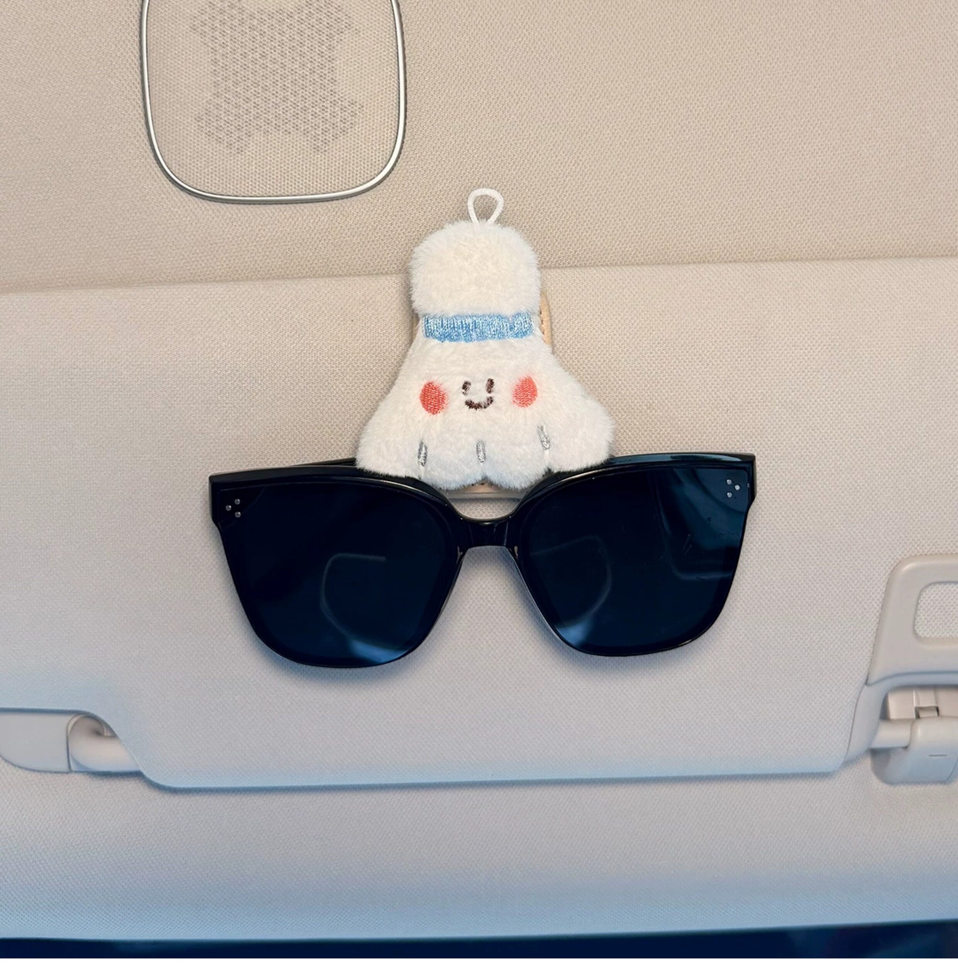 2026 New Model Car Glasses Holder for Interior Use, Sunglasses Storage Clip, Sun Visor Magnetic Mount for Women