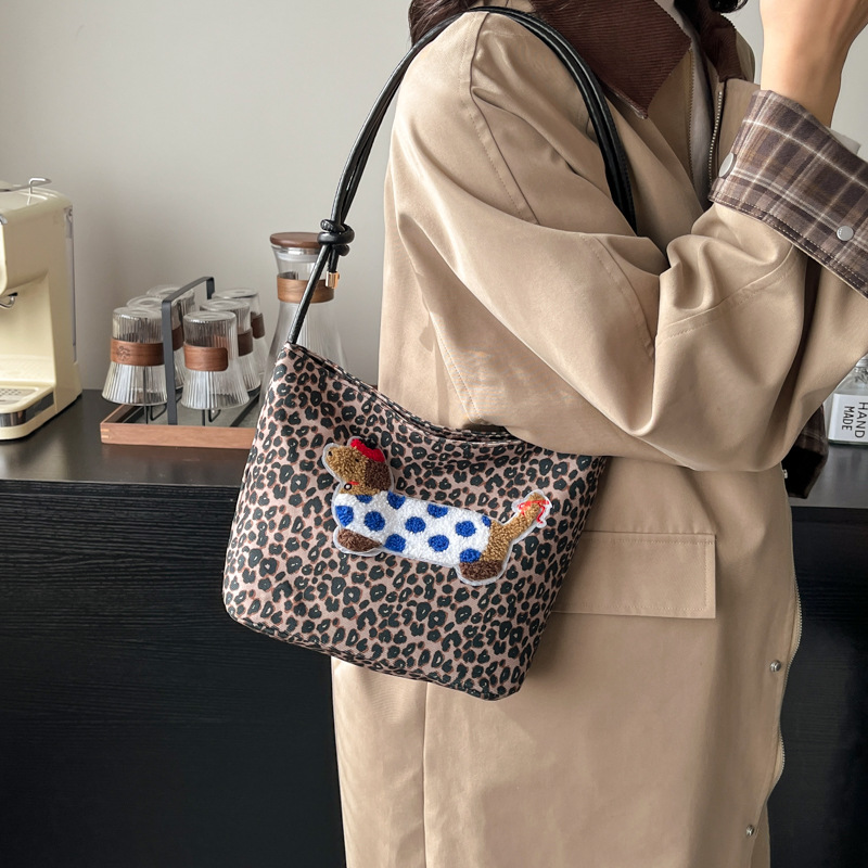 Leopardo salchicha bolsa de perro mujer 2024 otoño invierno nuevo hombro brazo bolso de diseño sensación retro bolso de balde de agua