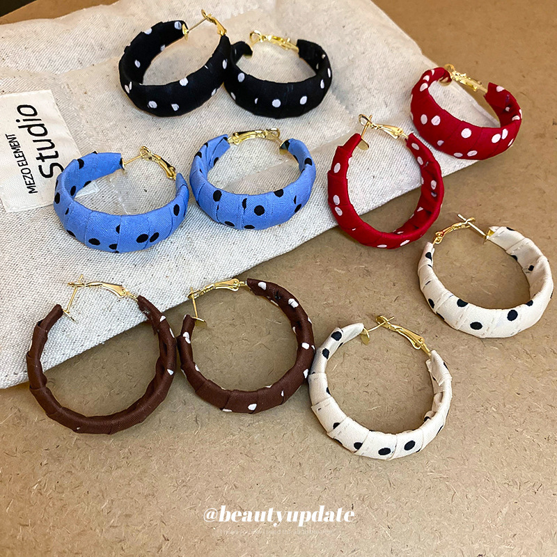 Pendientes enrollados de tela de lunares de nuevo producto de aguja de plata Pendientes de diseño de moda de nicho Pendientes de viaje de niña de estilo ins